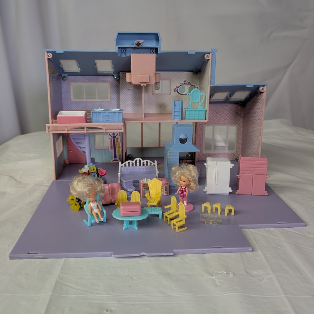 Vintage Kidgetts Pastel Dollhouse with Accessories And Dolls 1982